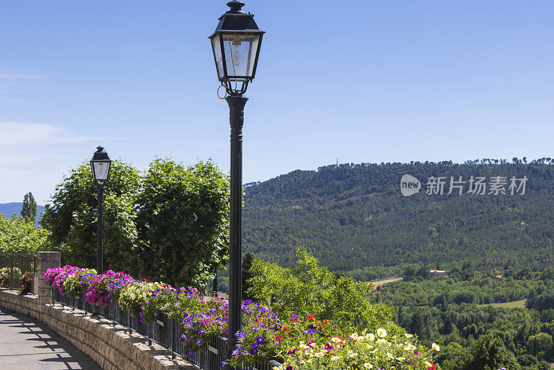 在普罗旺斯地区的moustiers - saint - marie山上的风景。它被认为是法国最美丽的村庄之一